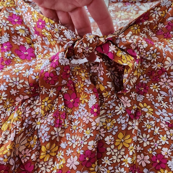 NWT: Cute Floral Top - Picture 3 of 4